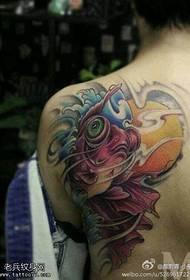 Los tatuajes de peces dorados en la espalda de la mujer son compartidos por Tattoo Hall