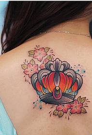 женски грб убава и убава изглед на тетоважа со круни од цреша