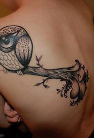 Persoonallisuus mies pöllö tatuointi kuva selällään