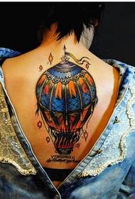 女性の背中だけの美しい熱気球のタトゥー画像