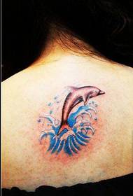 позади на леђима прелепих модних слика добрих тетоважа делфина