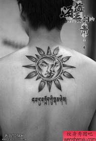 Spettacolo di tatuaggi, consiglia un tatuaggio sulla luna del sole posteriore