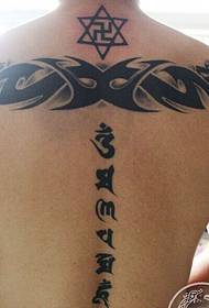 Férfi hátul jóképű szanszkrit tetoválás