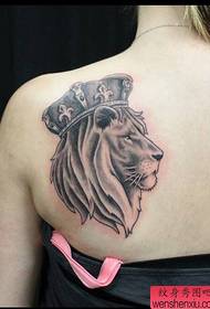 Show de tatuagem, recomendo o trabalho de tatuagem de leão nas costas de uma mulher