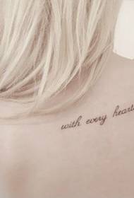 Mujer espalda personalidad inglés hermoso artístico tatuaje patrón foto