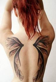 女性のバックファッションの美しい蝶の羽のタトゥー画像