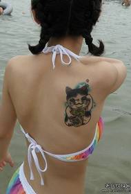Skaistums atpakaļ, izskatīgs laimīga kaķa tetovējums