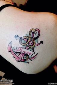 Slika ženskog leđa u sidrištu za tetovažu