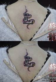 Meisje terug kleine slang met letter tattoo patroon