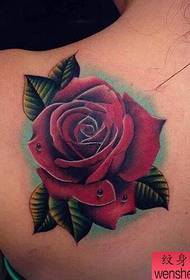 Terug druipende roos tattoo werk