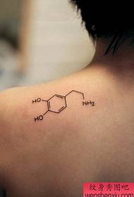 Travaux de tatouage de petits éléments chimiques dans le dos