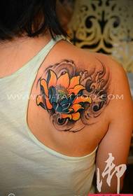 Naisen selkä perinteinen värillinen lootuksen tatuointityö