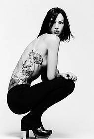 Сексуальная женщина назад черно-белое изображение татуировки лотоса