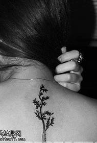 Piccoli tatuaggi di totem freschi sul retro dell'albero