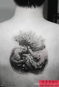 A parte posteriore di l'arbre di a vita di u tatuatu hè spartutu da u spettaculu di tatuaggi