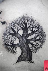 Espectáculo de tatuaxes, recomenda un traballo de tatuaje na árbore das costas