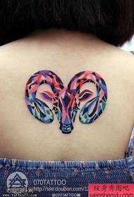 Moters nugaros spalvos antilopės tatuiruotes dalijasi tatuiruotėmis
