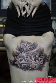 Kita gėlių tatuiruotės modelio pusė: kita gėlių tatuiruotės modelio pusė