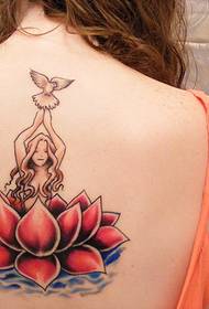 obraz tatuażu siedzenia lotosu z tyłu