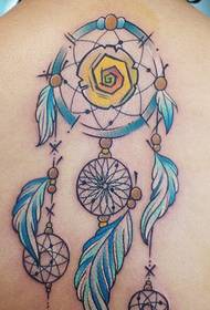 Tatuatge de captador de somni blau a l'esquena de la dona