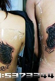 Patrón de tatuaje de alas de pareja clásica de moda