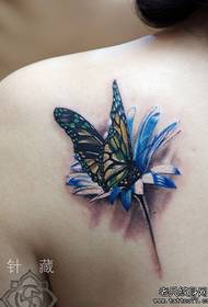 Muller de volta un patrón de tatuaxe de flores de amor de bolboreta