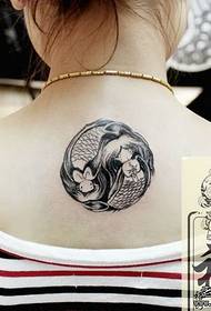Girl emuva nge-Pisces tattoo