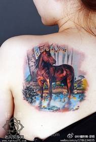Moteriškos nugaros spalvos asmenybės tikroviškas arklio tatuiruotės modelis