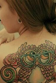 imagen de patrón de tatuaje de búho de personalidad de color de espalda femenino
