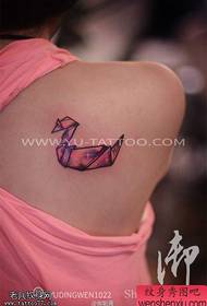 Tatueringsshow, rekommenderar en kvinnas tatuering på papperskranens bakre färg
