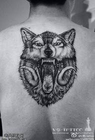 model i tatuazhit të kokës antilopë të egër të ujkut