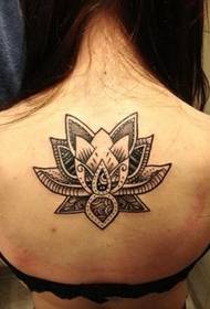 payat na hitsura ng lotus tattoo