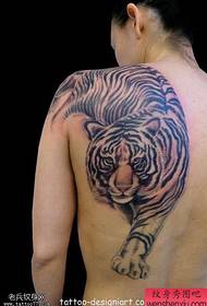 Tatueringar rekommenderar en kvinnas tigertatueringar på baksidan
