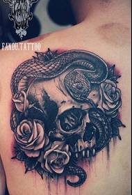 Tatuajul șarpelui de trandafir craniu din spate este împărțit de spectacolul de tatuaje