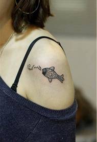 anbefalede et kvindeligt skulderfisk tatoveringsbillede