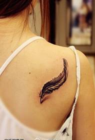 Moteriškos nugaros plunksnos tatuiruotės modelis