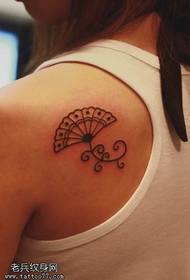 Motivo del tatuaggio con ventaglio di totem sul retro di personalità fresca