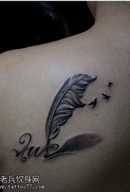 Piccole personalità fresche piume posteriori piccione lettera modello tatuaggio
