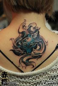 Lavoro di tatuaggio volpe colorata schiena donna