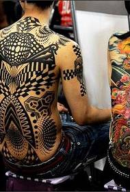 Imfashini intombazana ebukeka kakuhle yasemva kwe tattoo