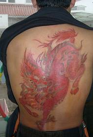 супер властный мальчик за красной картиной картины татуировки единорога
