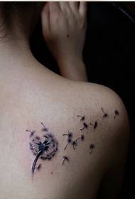 immagine del modello di tatuaggio maschile classico piccolo schiena fresca moda personale