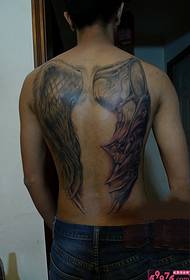 man terug dominante vleugels tattoo patroon foto