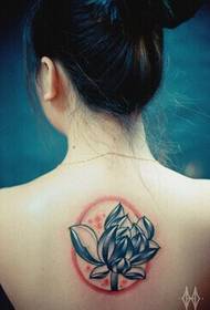 ragazza sexy torna bella immagine di tatuaggio di loto fresco