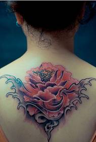 frumusețe frumoasă frumoasă imagine de tatuaj bujor pe spate