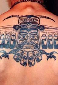 Modema tatuaje de totemoj en la dorso