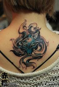 Patrón de tatuaje de zorro de color de espalda femenino