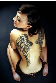 Sieviešu muguras skaisti izskatās melnbaltu spārnu tetovējuma attēli