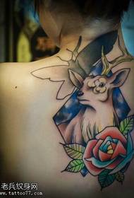 女性背部彩色羚羊玫瑰花纹身图片
