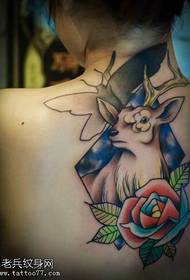 Foto tatuaggio rosa antilope colorato di schiena femminile